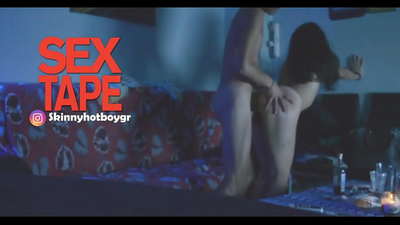 Gadis sekolah yang lucu dengan pacarnya